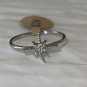 NWT- silver star costume silver ring. sz. 6